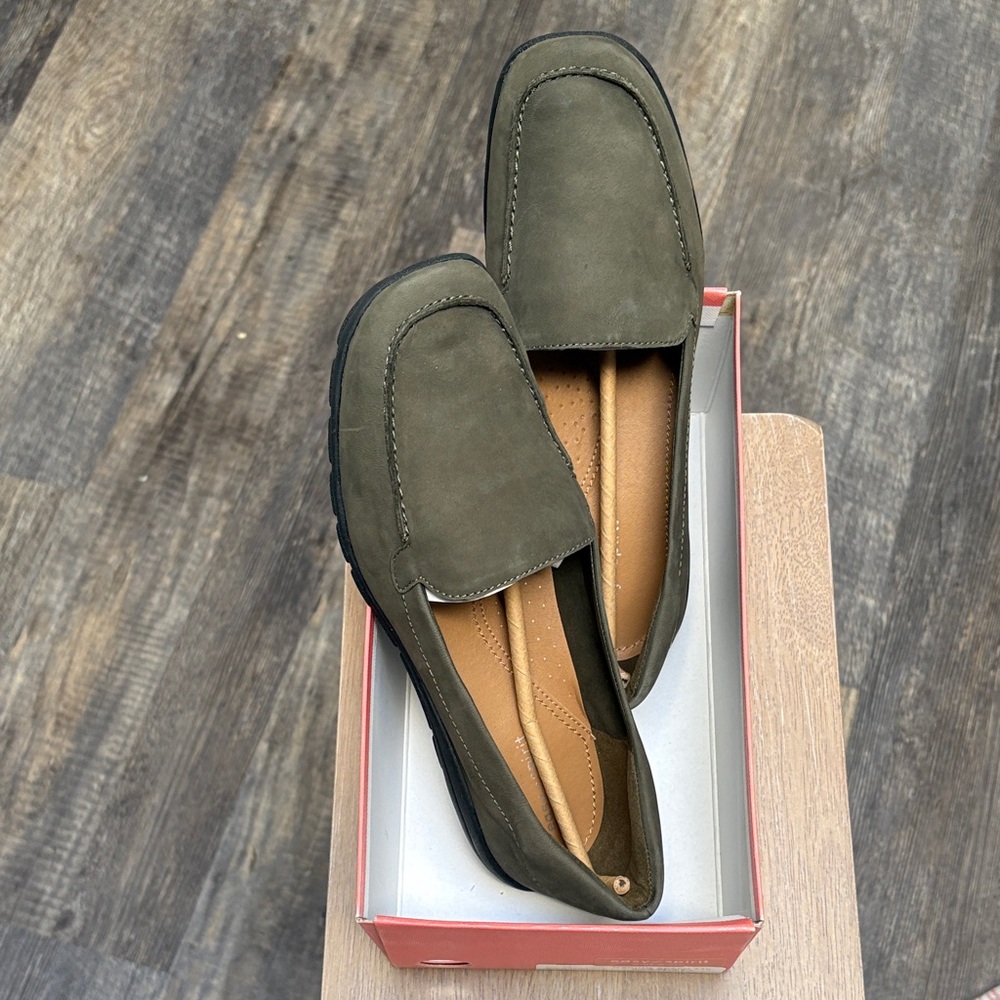 Easy Spirit Medium Green Loafers